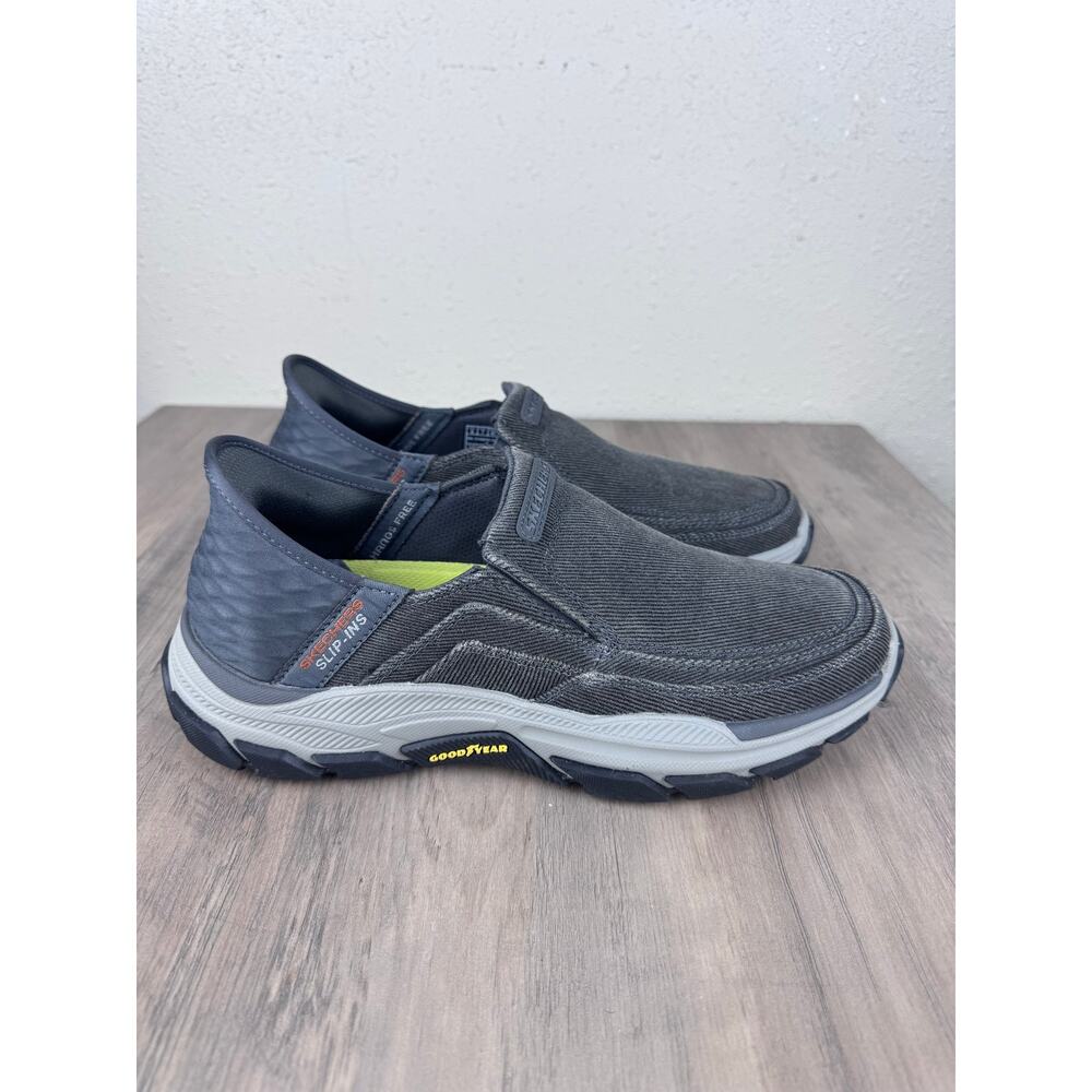 Skechers Hands Free Slip-ins: Relaxed Fit with good year sole Men's size 8